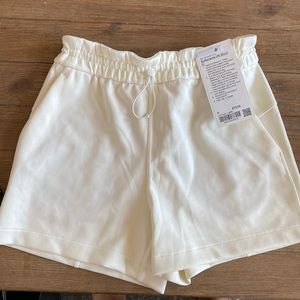 Lululemon Softstreme HR Short 4” - Lemon Sorbet